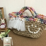 101.(麻ひも×ズパゲッティ手染めレインボー)スマイル・フリンジ付スクエアトート型かごバッグ・麻紐バッグ