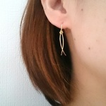 カーブワイヤーのフックピアス