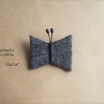蝶ちょうちょのブローチ　刺繍　モノトーン