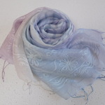 刺繡入りストール（シルク３０％レーヨン７０％）