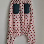赤色ドットのサルエルパンツ