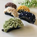 たっぷりフリルを編んだボリュームヘアクリップ