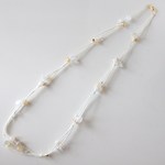 ～付け心地軽やか～　紐とビーズのネックレス　ハンドメイド　オフホワイト　６１ｃｍ
