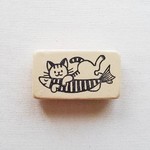 ゴム版はんこ《けりけり抱っこ ネコちゃん》