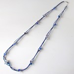 ～付け心地軽やか～　紐とビーズのネックレス　ハンドメイド　紺（６９ｃｍ）　Type２