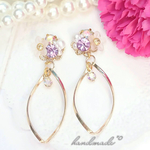 パープルのキラキラビジューピアス♡すりガラス風のお花付き♡ひねりチャーム