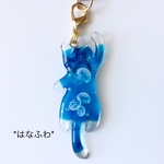 *泳ぐ猫にクラゲ（ストラップへの変更可）