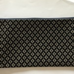 送料無料 印伝風黒封筒が入るフラットポーチ