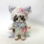 薄紫色の猫耳さん(キジ白)