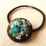 青と白の花ブーケ刺繍 くるみボタンヘアゴム