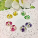 【送料込み】かすみ草の半球レジンイヤリングorピアス(押し花)