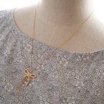ドレーププルオーバー　薄グレー系の花柄　Ｍ～Ｌ