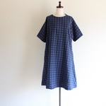 ドットの刺繍入りワンピース(ネイビー）