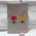 chamorrita様専用　黄色とピンクのかわいいお花刺繍の文庫本サイズのブックカバー