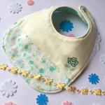 お花のワンポイント刺繍スタイ