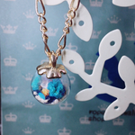 願いが叶う⁈ラピスラズリとビタミンカラーのかすみ草のガラスドームネックレス子供用