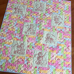 パステルカラーの刺しゅうキルト