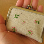  手刺繍のがま口ニードルブック〈実と葉っぱ・ピンク〉