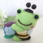 ミツバチカエルちゃんとアジサイ