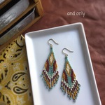 レトロカラーのフリンジピアス