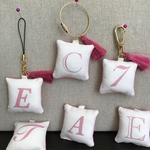 タッセル付きイニシャル ナンバー ミニクッションキーホルダー /バッグチャーム  ピンク