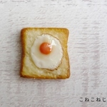 目玉焼きトーストのブローチ