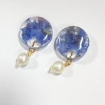 青いお花のゆらゆらパールピアス