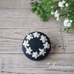 白いお花リースの刺繍ブローチ