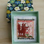 切手のような刺繍ブローチ