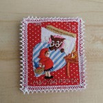 切手のような刺繍ブローチ