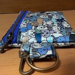 大：リールキーケース ラミネート 行列猫。紫系。