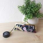 黒のお花柄 印鑑ケース