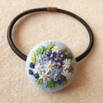 青と白の小花ブーケ刺繍 くるみボタンヘアゴム
