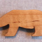 木製シロクマブローチ