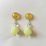 yellow かすみ草 正方形ビーズのピアス