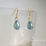 ラスターブルー～チェコガラス しずく型のピアス【金属アレルギー対応】