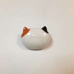 ツヤツヤ大人可愛い・三毛猫のブローチ