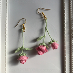 ピンク色の薔薇のピアス