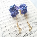 紫陽花（小花）と音符のイヤリング(青色)