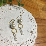 コットンパールと3連クリアビーズのゆれるピアス/イヤリング