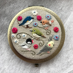 刺繍コンパクトミラー 鳥さーん！集まったー！