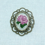 薔薇の刺繍のアンティークブローチ