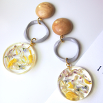 ヴィンテージのウッドカボションとくすみブルーのアクセサリー