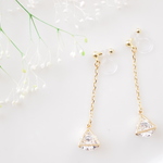 キラキラ♡トライアングルジルコニア　揺れるピアス/樹脂ノンホールピアス(イヤリング) 