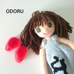 ネコ模様のワンピースの女の子