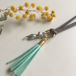 ぶらさがりねことタッセルのロングネックレス    mint