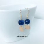 大きなビース×ゴールドモチーフのピアス（ネイビー）
