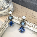 ビジューフラワー　揺れるクラシカルなブルービジューピアス