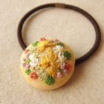 クリームイエローのブーケ刺繍 くるみボタンヘアゴム