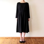 ボートネックのタックワンピース